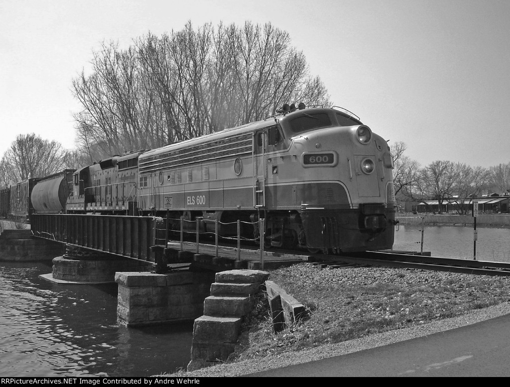 B&W of ELS 600 crossing Duck Creek